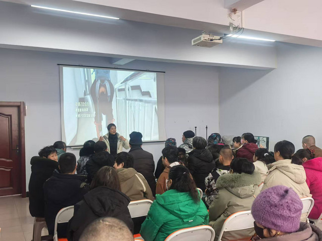张家口市张北县阿里巴巴乡村振兴特派员林冬虹到县残疾人温馨家园参加无障碍电影观影活动3.jpg