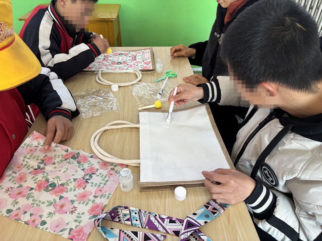 宣化区残联到特殊教育学校开展“巧手创意 与爱童行”DIY手工制作活动2.jpg