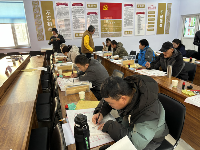 宣化区残联在大北街宣赤路北社区开展“墨染花开 共绘精彩”残疾人国画实践活动 (1).jpg