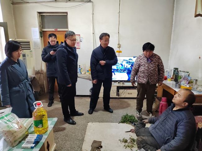 图为邢台市残联二级调研员陈建民在残疾人家中慰问.jpg