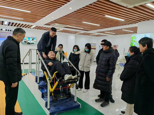 观摩人员正在体验爬楼机（重点参考）.jpg